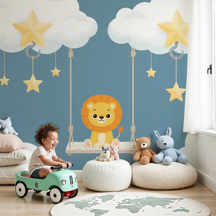 Babyzimmer-Tapete | Niedlicher Löwe auf einer Schaukel zwischen Wolken und goldenen Sternen