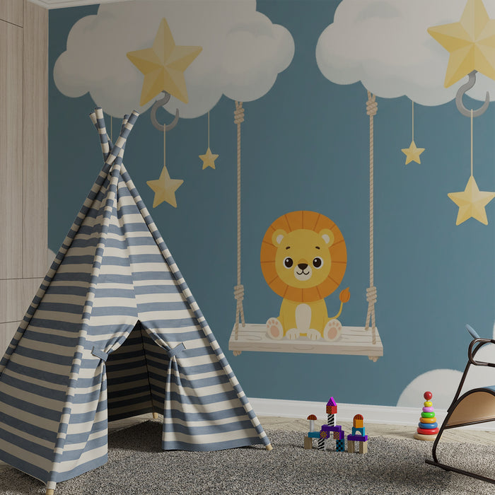 Babyzimmer-Tapete | Niedlicher Löwe auf einer Schaukel zwischen Wolken und goldenen Sternen