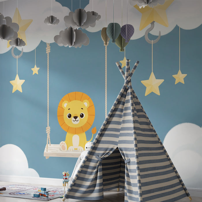 Babyzimmer-Tapete | Niedlicher Löwe auf einer Schaukel zwischen Wolken und goldenen Sternen