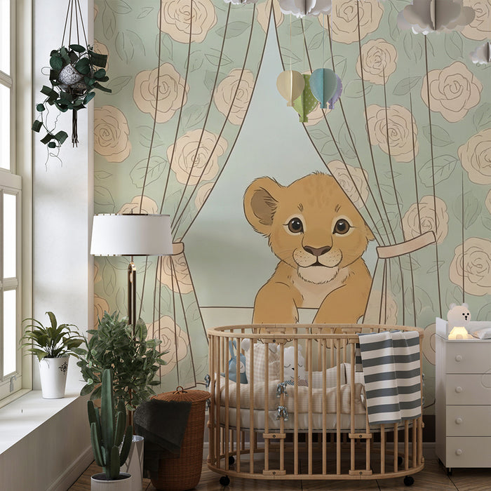 Lastenhuoneen tapetti | Utelias leijonanpentu kukkakuvioisten verhojen takana