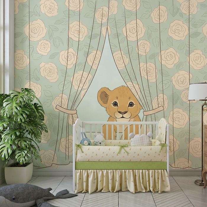 Lastenhuoneen tapetti | Utelias leijonanpentu kukkakuvioisten verhojen takana