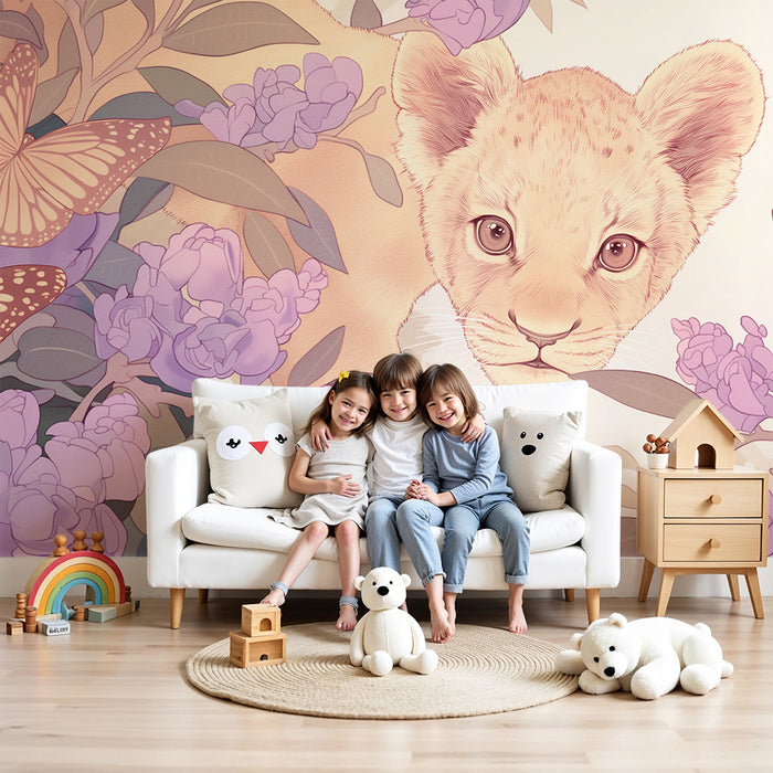 Lastenhuoneen tapetti | Utelias leijonanpentu violetin kukkien ja perhosten keskellä