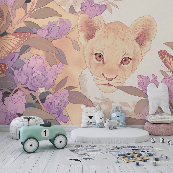Lastenhuoneen tapetti | Utelias leijonanpentu violetin kukkien ja perhosten keskellä