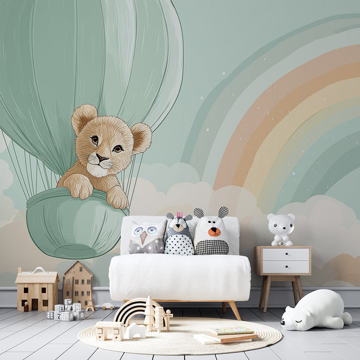 Babykamer behang | Leeuwtje in een luchtballon met regenboog en zachte wolken