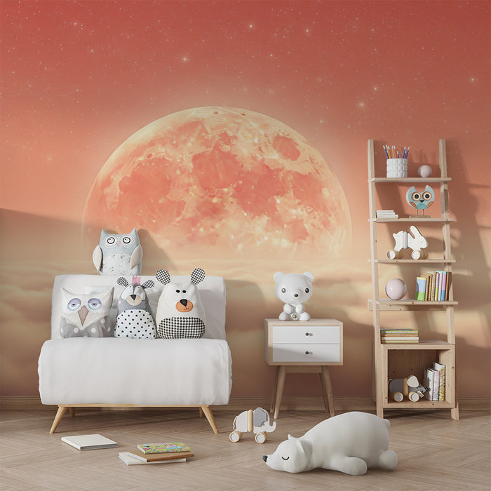 Papel de parede quarto bebê | Lua rosa emergindo das nuvens sob um céu estrelado