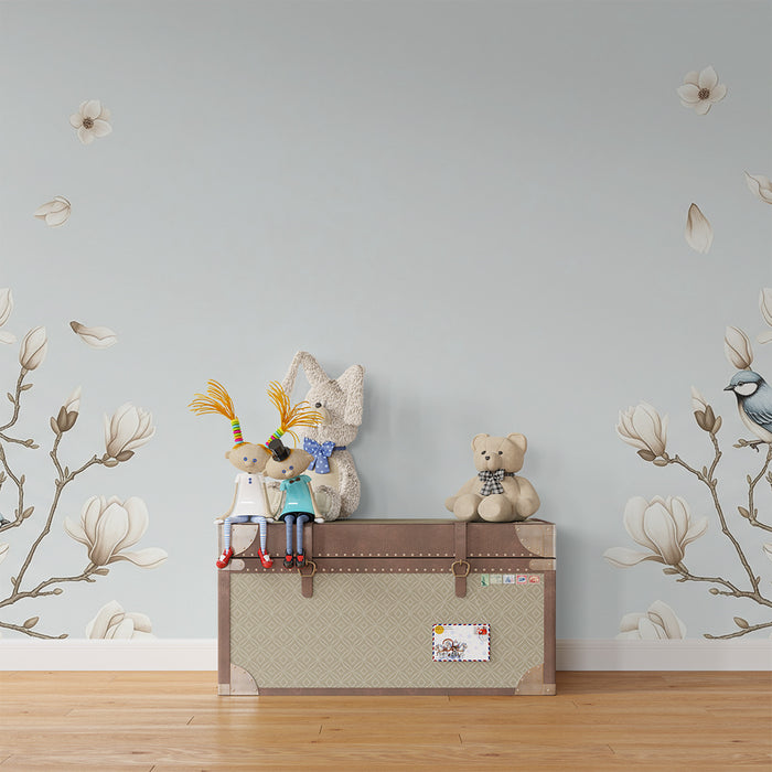 Carta da parati per cameretta bebè | Magnolie delicate e uccellini azzurri su fondo morbido