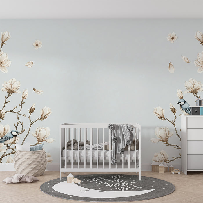 Carta da parati per cameretta bebè | Magnolie delicate e uccellini azzurri su fondo morbido