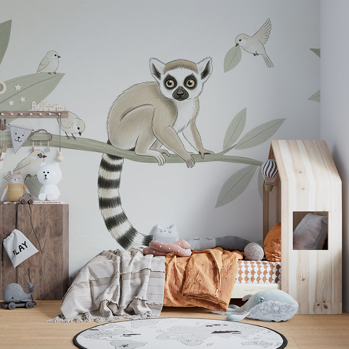 Papel de parede para quarto de bebé | Maki curioso e pássaros num ramo verdejante