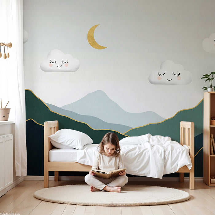 Papel pintado para habitación infantil | Montañas suaves con nubes sonrientes y luna dorada