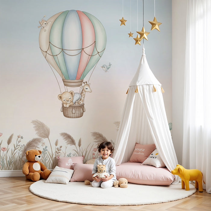 Babyzimmer Tapete | Bunter Heißluftballon mit Tieren in einer sanften Blumenlandschaft