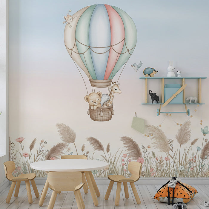 Babyzimmer Tapete | Bunter Heißluftballon mit Tieren in einer sanften Blumenlandschaft