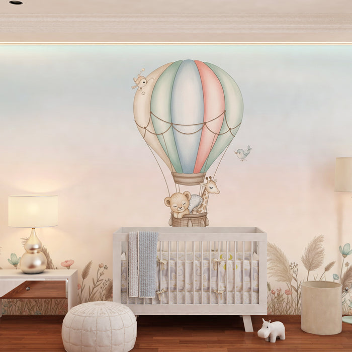 Babyzimmer Tapete | Bunter Heißluftballon mit Tieren in einer sanften Blumenlandschaft