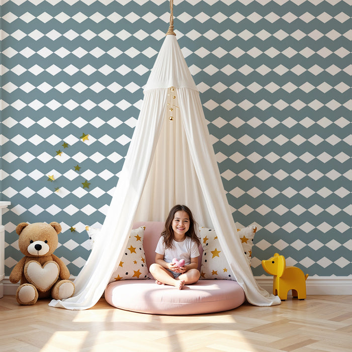 Papel de parede para quarto de bebé | Padrão de losangos azul e branco para um ambiente suave