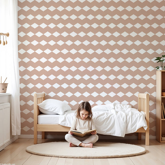 Papel de parede para quarto de bebé | Padrão de losangos em salmão pastel e branco