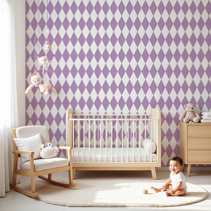 Papel de parede para quarto de bebé | Padrão de losangos roxos e brancos para um ambiente suave