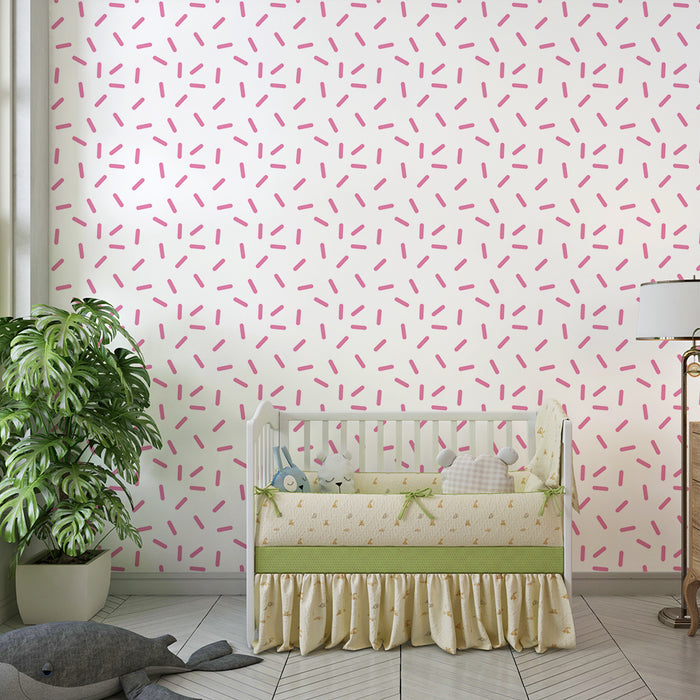 Papier peint chambre bébé | Motif ludique de petits traits roses sur fond blanc