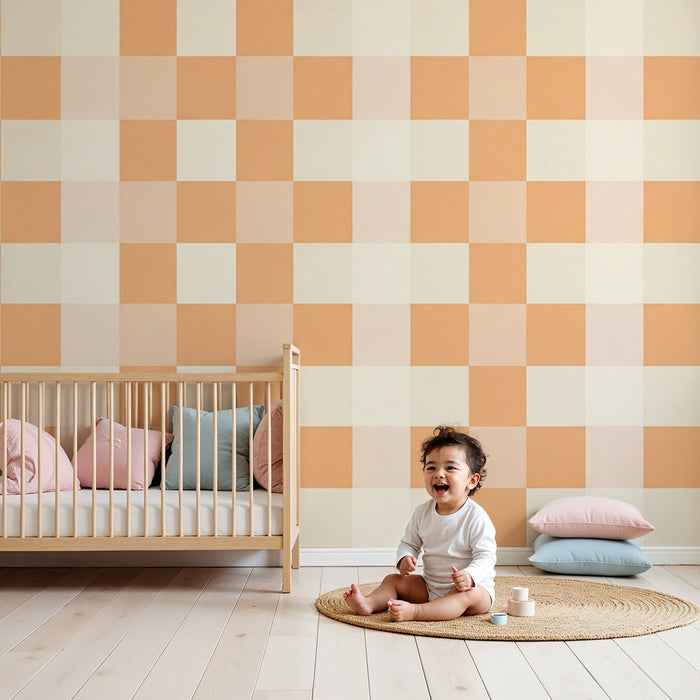 Papel pintado para habitación de bebé | Estampado vichy suave en naranja y crema