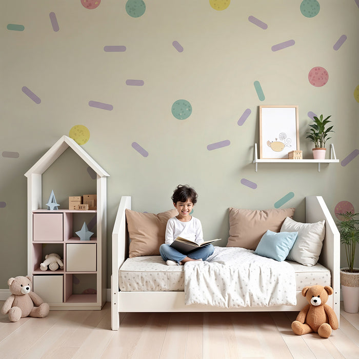 Babyzimmer Tapete | Bunte Bonbon- und Konfetti-Motive auf zartem Grund