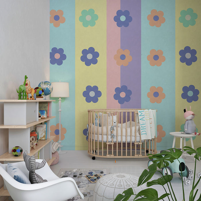 Behang kinderkamer | Kleurrijke bloemen op pastelkleurige achtergrond