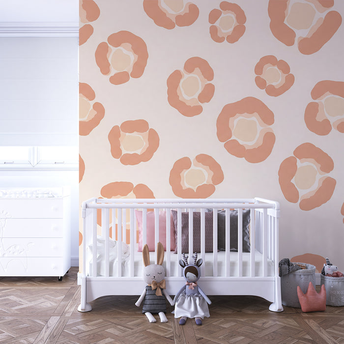 Papel de parede para quarto de bebé | Motivos florais suaves em tons de pêssego e creme