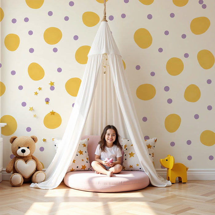 Papel de parede para quarto de bebé | Motivos lúdicos de bolinhas amarelas e roxas sobre fundo creme