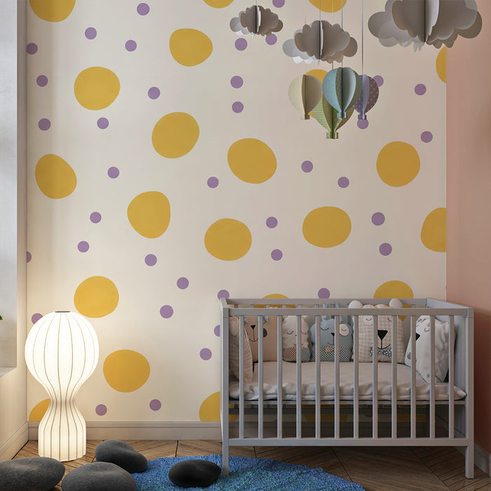 Papel de parede para quarto de bebé | Motivos lúdicos de bolinhas amarelas e roxas sobre fundo creme