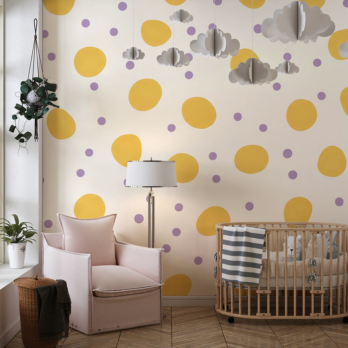 Papel de parede para quarto de bebé | Motivos lúdicos de bolinhas amarelas e roxas sobre fundo creme