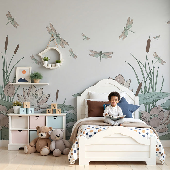 Papier peint chambre bébé | Nénuphars délicats et libellules dans un décor de jardin paisible