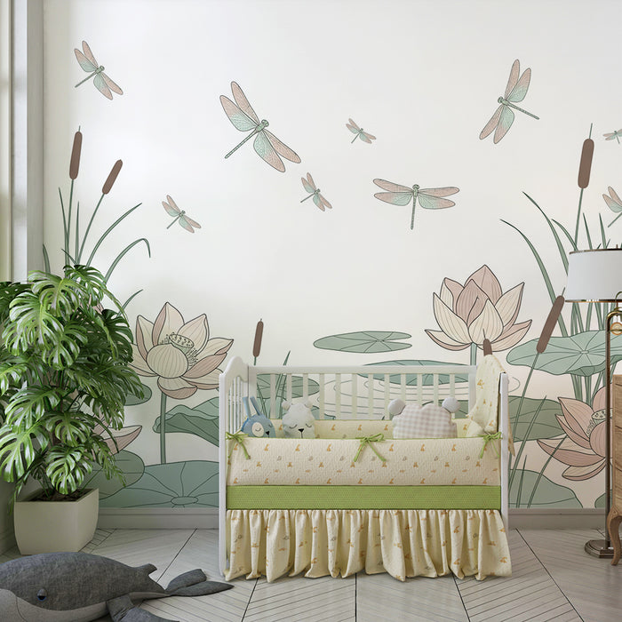Papier peint chambre bébé | Nénuphars délicats et libellules dans un décor de jardin paisible