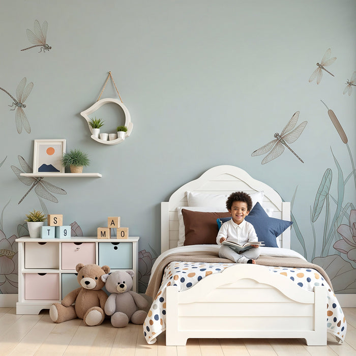 Papier peint chambre bébé | Nénuphars délicats et libellules dans un jardin paisible