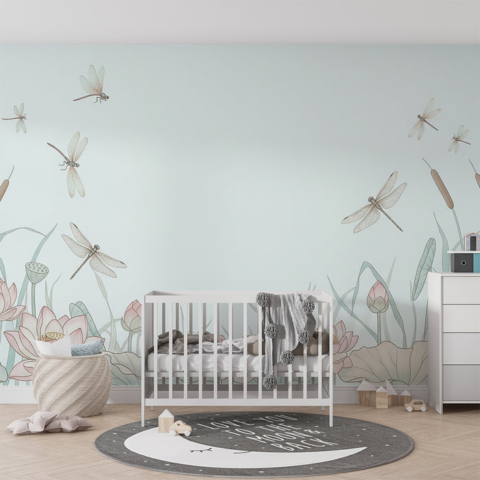 Papier peint chambre bébé | Nénuphars délicats et libellules dans un jardin paisible
