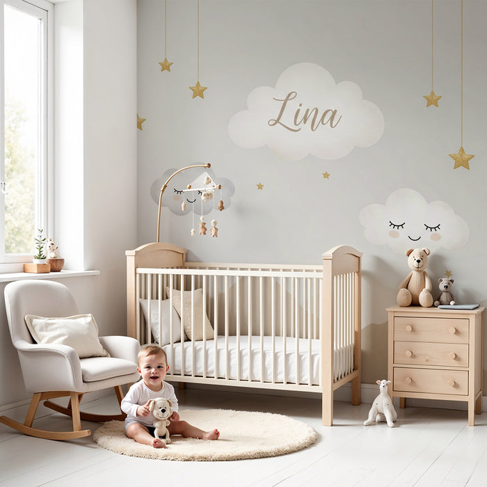 Babyzimmer Tapete | Sanfte Wolken und goldene Sterne auf beruhigendem Hintergrund