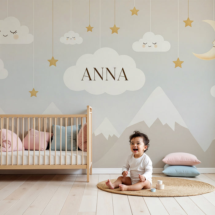 Papel de parede quarto bebê | Nuvens sorridentes e estrelas douradas sobre um fundo de montanhas suaves
