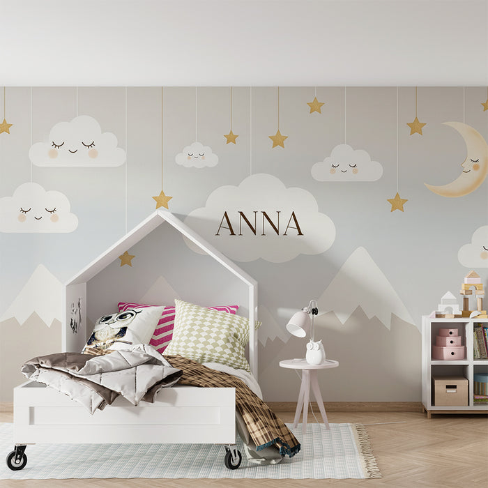 Papel de parede quarto bebê | Nuvens sorridentes e estrelas douradas sobre um fundo de montanhas suaves