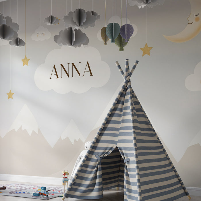 Papel de parede quarto bebê | Nuvens sorridentes e estrelas douradas sobre um fundo de montanhas suaves