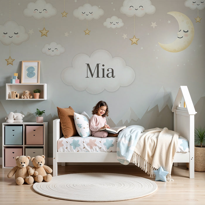 Babyzimmer Tapete | Lächelnde Wolken und goldener Mond in einer sanften Landschaft