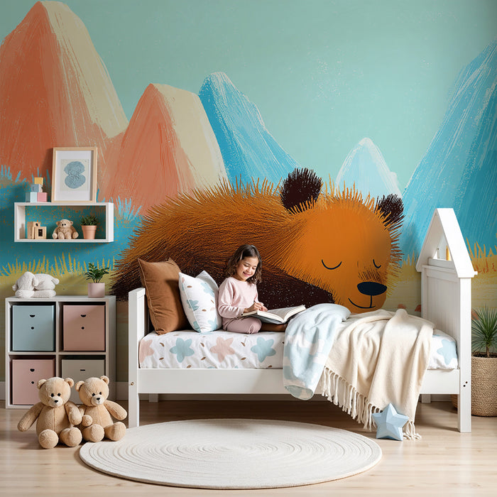 Babyzimmer Tapete | Schlafender Bär in einer bunten Berglandschaft