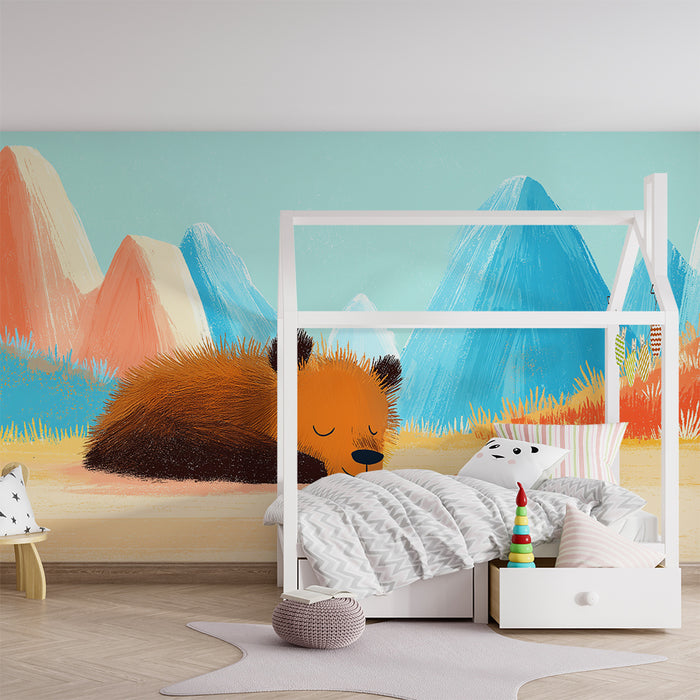 Babyzimmer Tapete | Schlafender Bär in einer bunten Berglandschaft