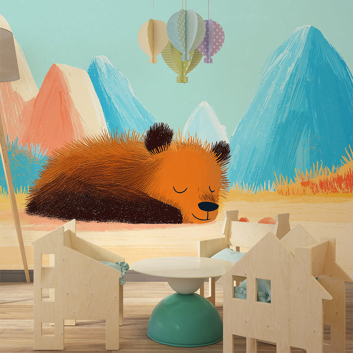 Babyzimmer Tapete | Schlafender Bär in einer bunten Berglandschaft