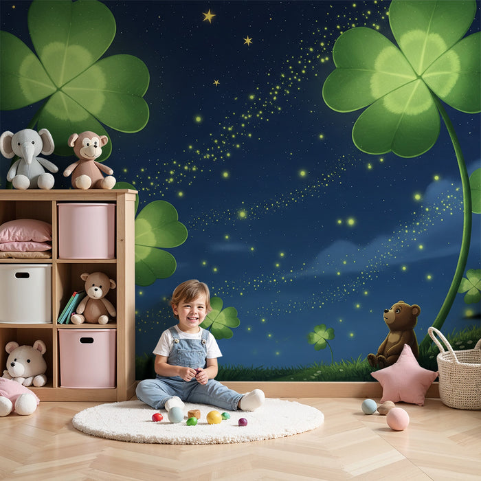 Babyzimmer Tapete | Niedlicher Bär unter sternenklarem Himmel mit leuchtenden Kleeblättern