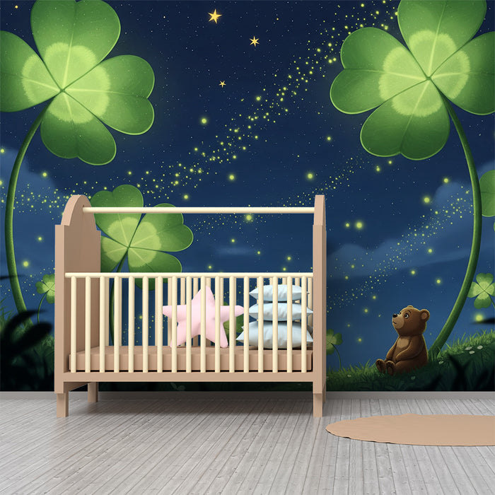 Babyzimmer Tapete | Niedlicher Bär unter sternenklarem Himmel mit leuchtenden Kleeblättern