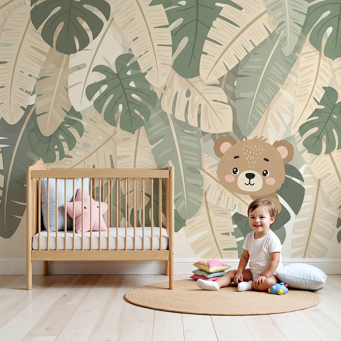 Papier peint chambre bébé | Ourson espiègle au milieu des feuilles tropicales