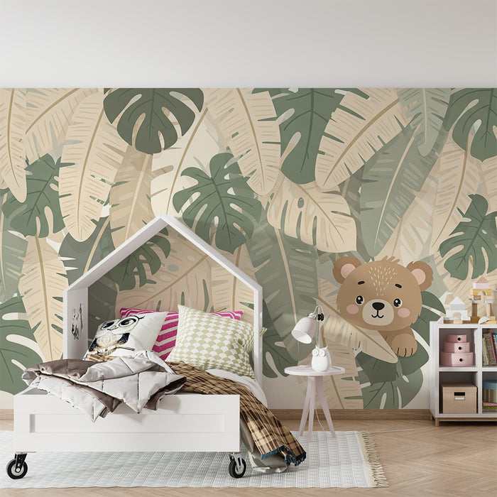 Papier peint chambre bébé | Ourson espiègle au milieu des feuilles tropicales