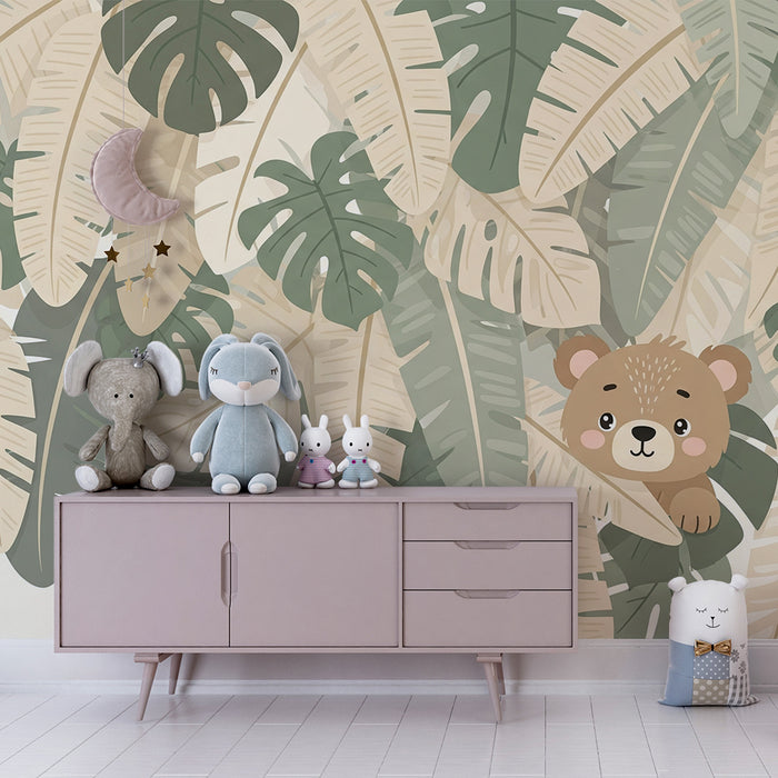 Papier peint chambre bébé | Ourson espiègle au milieu des feuilles tropicales