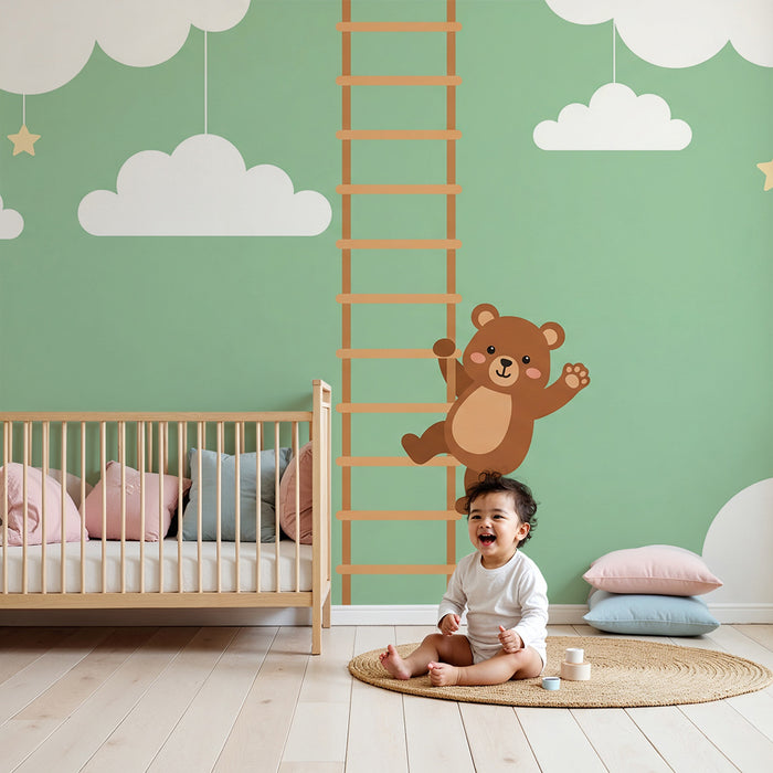 Papier peint chambre bébé | Ourson espiègle grimpant une échelle parmi les nuages