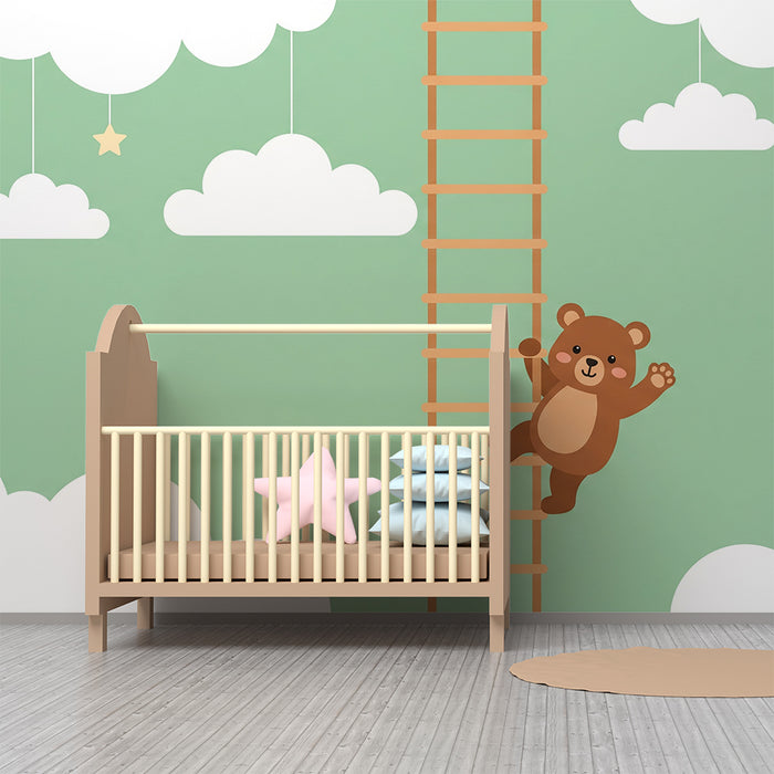 Papier peint chambre bébé | Ourson espiègle grimpant une échelle parmi les nuages