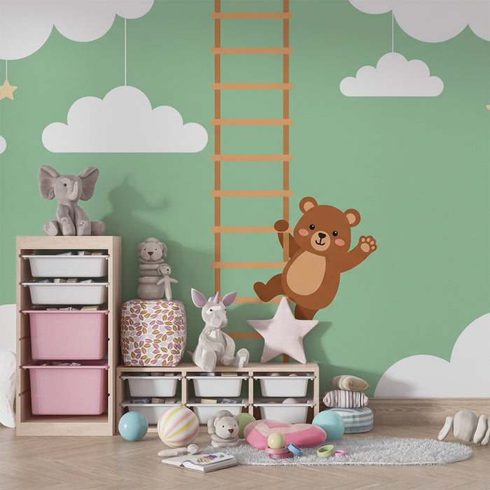 Papier peint chambre bébé | Ourson espiègle grimpant une échelle parmi les nuages