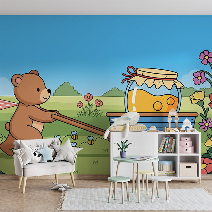 Papel de parede para quarto de bebé | Ursinho alegre com carrinho de mel num jardim florido