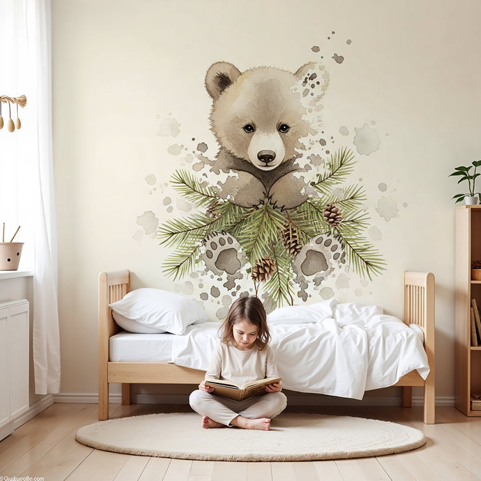 Papier peint chambre bébé | Ourson mignon entouré de feuillage et de pommes de pin