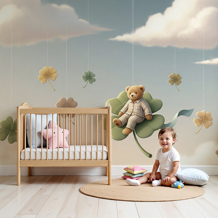 Papier peint chambre bébé | Ourson rêveur sur un trèfle suspendu dans un ciel doux